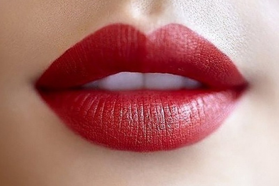 Phun Môi Màu Đỏ Đậm