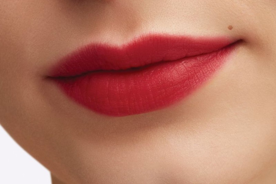 Phun môi màu đỏ Ruby