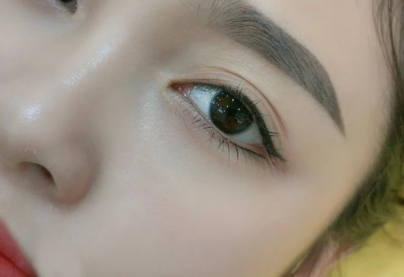 Phun mí mắt trên và dưới: