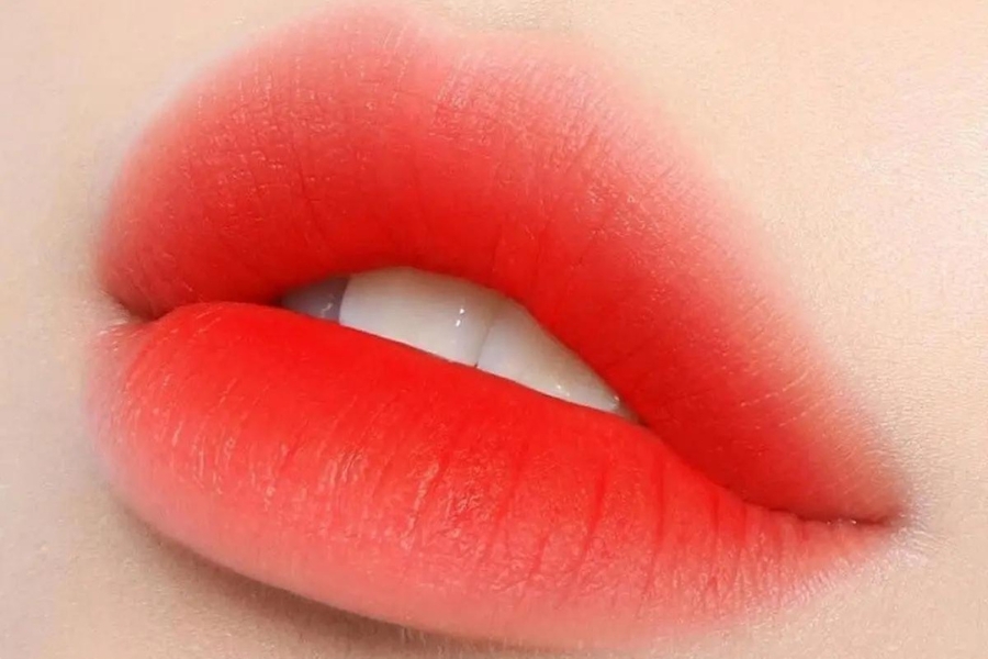 xăm môi màu đỏ cam