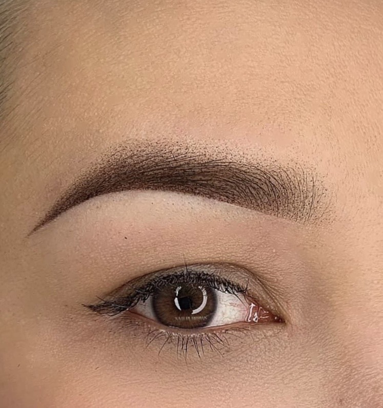 Chạm hạt chân mày là gì ?